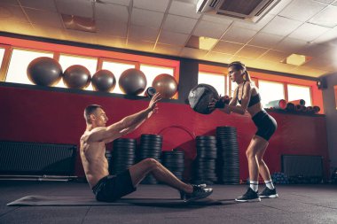 Güzel, genç, sportif çift eğitimi, spor salonunda birlikte antrenman.
