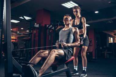 Güzel, genç, sportif çift eğitimi, spor salonunda birlikte antrenman.