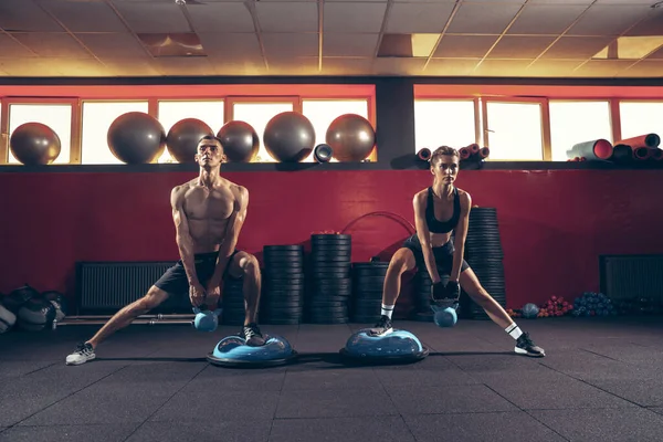 Bela jovem desportivo casal formação, treino no ginásio juntos — Fotografia de Stock