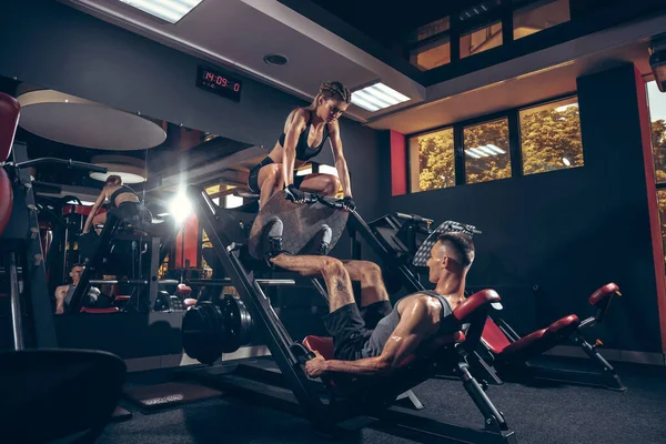 Schöne junge sportliche Paar Training, Workout im Fitnessstudio zusammen — Stockfoto