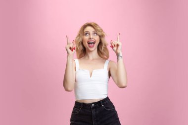 Pembe stüdyo arka planında izole edilmiş beyaz kadın portresi. Güzel bir kadın model. İnsan duyguları kavramı, yüz ifadesi, satış, reklam, gençlik kültürü.