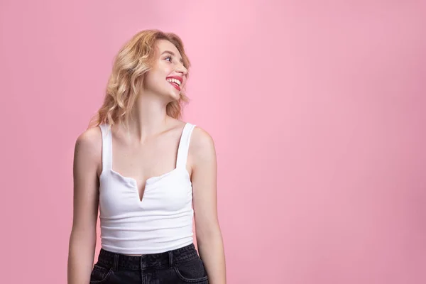 Retrato de mulheres jovens caucasianas isoladas em fundo de estúdio rosa. Linda modelo feminina. Conceito de emoções humanas, expressão facial, vendas, anúncio, cultura juvenil . — Fotografia de Stock