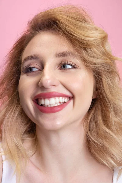 Biała młoda kobieta portret odizolowany na różowym tle studio. Piękna modelka. Pojęcie ludzkich emocji, ekspresji twarzy, sprzedaży, reklamy, kultury młodzieżowej. — Zdjęcie stockowe