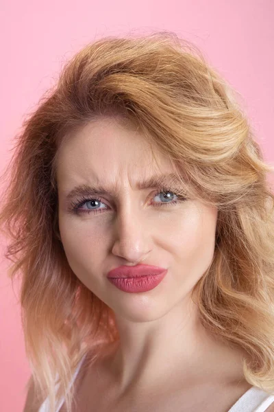 Blanke jonge vrouwen portret geïsoleerd op roze atelier achtergrond. Mooi vrouwelijk model. Concept van menselijke emoties, gezichtsuitdrukking, verkoop, reclame, jeugdcultuur. — Stockfoto