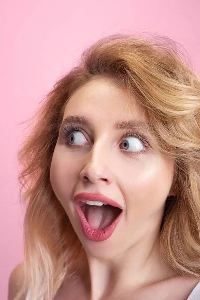 Ritratto caucasico di giovani donne isolato su sfondo rosa da studio. Bella modella femminile. Concetto di emozioni umane, espressione facciale, vendite, pubblicità, cultura giovanile. — Foto Stock