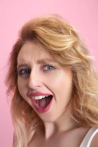 Blanke jonge vrouwen portret geïsoleerd op roze atelier achtergrond. Mooi vrouwelijk model. Concept van menselijke emoties, gezichtsuitdrukking, verkoop, reclame, jeugdcultuur. — Stockfoto