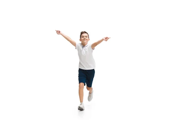 Feliz niño caucásico saltando y corriendo aislado sobre fondo blanco —  Fotos de Stock