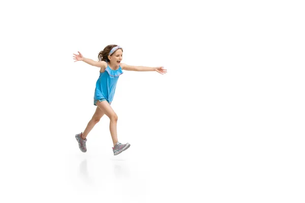 Feliz niña caucásica saltando y corriendo aislado sobre fondo blanco — Foto de Stock