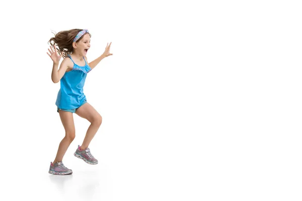 Feliz niña caucásica saltando y corriendo aislado sobre fondo blanco — Foto de Stock