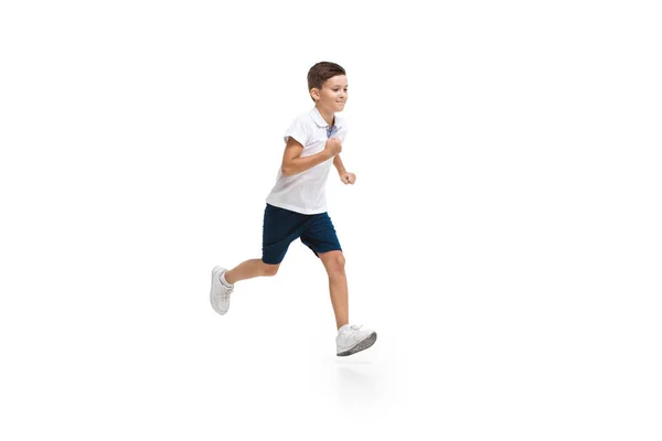 Feliz niño caucásico saltando y corriendo aislado sobre fondo blanco —  Fotos de Stock