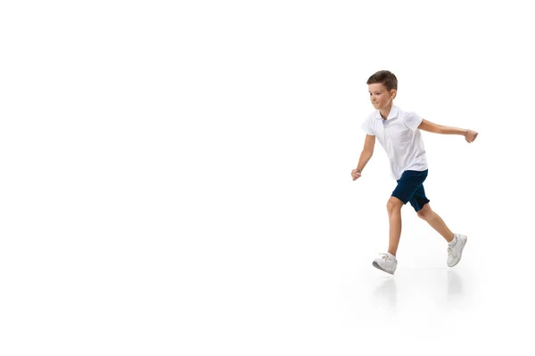 Feliz niño caucásico saltando y corriendo aislado sobre fondo blanco —  Fotos de Stock