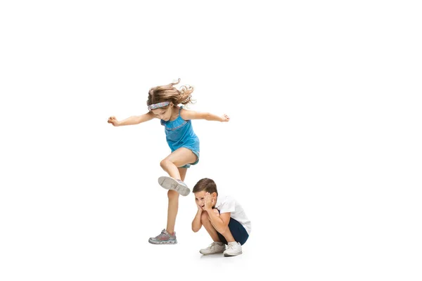 Gelukkig klein Kaukasisch meisje en jongen springen en lopen geïsoleerd op witte achtergrond — Stockfoto