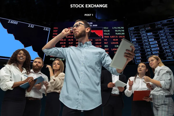 Nervöse gespannte Anleger analysieren Krisenaktienmarkt mit Diagrammen auf dem Bildschirm im Hintergrund, fallende Börse — Stockfoto