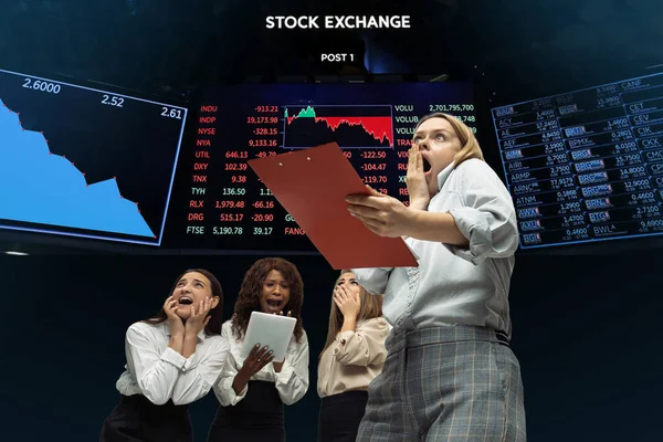 Nervösa spända investerare analysera krisen aktiemarknaden med diagram på skärmen på bakgrunden, fallande börs — Stockfoto