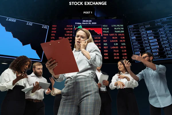 Nervösa spända investerare analysera krisen aktiemarknaden med diagram på skärmen på bakgrunden, fallande börs — Stockfoto