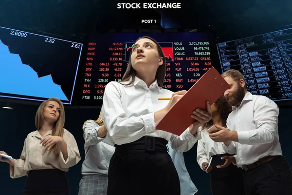 Nervöse gespannte Anleger analysieren Krisenaktienmarkt mit Diagrammen auf dem Bildschirm im Hintergrund, fallende Börse — Stockfoto