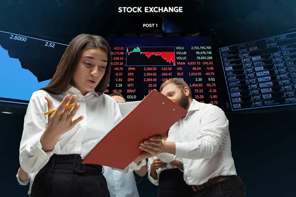 Inversores nerviosos y tensos analizan el mercado de valores en crisis con gráficos en pantalla sobre fondo, caída de la bolsa de valores — Foto de Stock