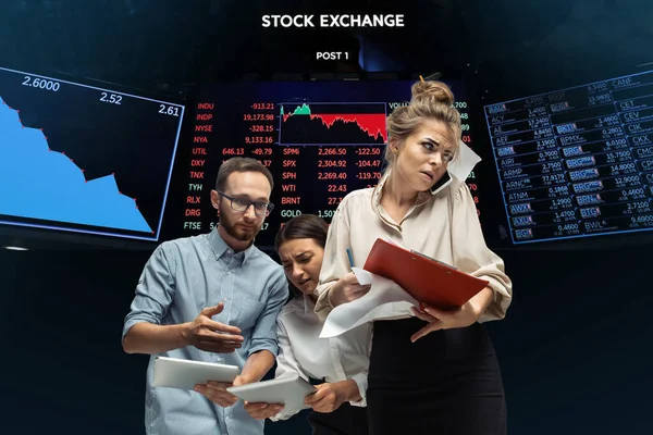 Investitori tesi nervosi che analizzano il mercato azionario di crisi con grafici sullo schermo sullo sfondo, caduta della borsa — Foto Stock