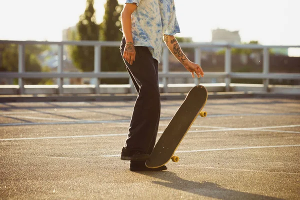 Skateboarder macht bei Sommersonne einen Trick auf der Straße — Stockfoto