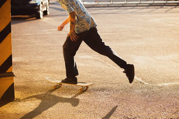 Skateboarder csinál egy trükköt a citys utcában nyáron napsütés — Stock Fotó