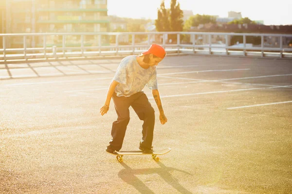 Skateboardista dělá trik na citys ulici v létě slunce — Stock fotografie