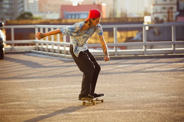 Skateboarder csinál egy trükköt a citys utcában nyáron napsütés — Stock Fotó