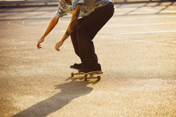 Skateboardista dělá trik na citys ulici v létě slunce — Stock fotografie