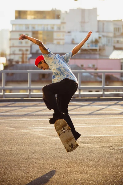Skateboardista dělá trik na citys ulici v létě slunce — Stock fotografie