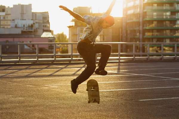 Skateboarder csinál egy trükköt a citys utcában nyáron napsütés — Stock Fotó