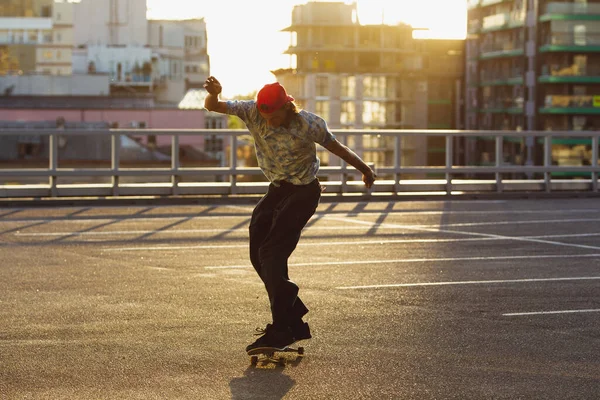 Skateboarder csinál egy trükköt a citys utcában nyáron napsütés — Stock Fotó
