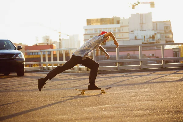 Skateboarder csinál egy trükköt a citys utcában nyáron napsütés — Stock Fotó