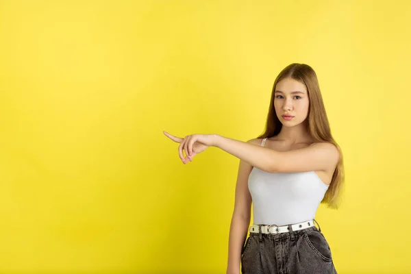 Niñas caucásicas retrato aislado en el fondo del estudio amarillo. Hermosa modelo femenina. Concepto de emociones humanas, expresión facial, ventas, publicidad, cultura juvenil . —  Fotos de Stock