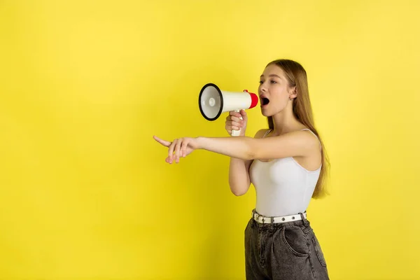 Niñas caucásicas retrato aislado en el fondo del estudio amarillo. Hermosa modelo femenina. Concepto de emociones humanas, expresión facial, ventas, publicidad, cultura juvenil . — Foto de Stock