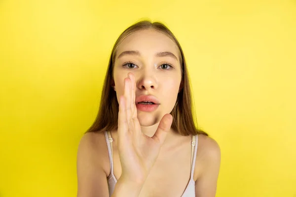 Niñas caucásicas retrato aislado en el fondo del estudio amarillo. Hermosa modelo femenina. Concepto de emociones humanas, expresión facial, ventas, publicidad, cultura juvenil . —  Fotos de Stock