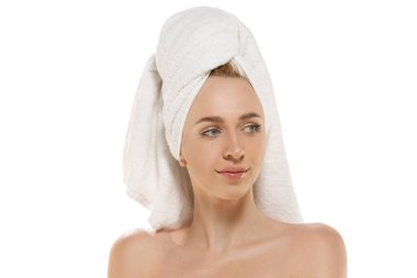 Güzellik Günü. Havlu giyen kadın günlük cilt bakımını yapıyor. Beyaz stüdyo arka planında izole edilmiş portre