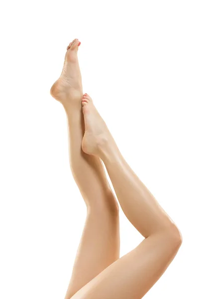 Piękne kobiece nogi odizolowane na białym tle. Sportowe, zmysłowe ciało z zadbaną skórą w bieliźnie. — Zdjęcie stockowe
