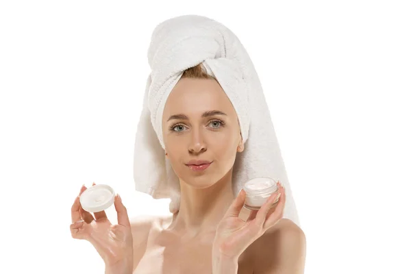 La journée beauté. Femme portant une serviette faisant sa routine quotidienne de soins de la peau. Portrait isolé sur fond de studio blanc — Photo