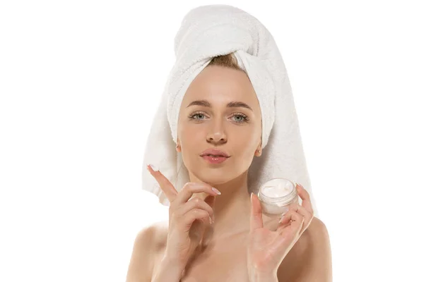 Dia da Beleza. Mulher usando toalha fazendo sua rotina diária de cuidados com a pele. Retrato isolado no fundo do estúdio branco — Fotografia de Stock