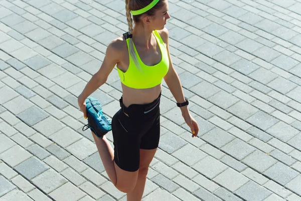 Coureuse, athlète s'entraînant à l'extérieur en été journée ensoleillée. — Photo