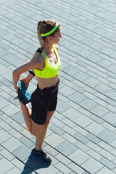 Corredor femenina, atleta entrenando al aire libre en veranos día soleado. —  Fotos de Stock