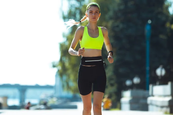 Läuferin, Athletin trainiert im Sommer an sonnigen Tagen im Freien. — Stockfoto