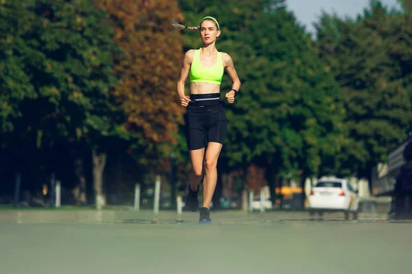Corredor femenina, atleta entrenando al aire libre en veranos día soleado. — Foto de Stock