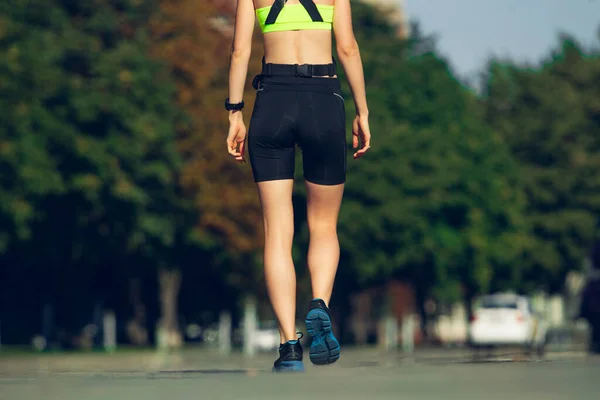 Coureuse, athlète s'entraînant à l'extérieur en été journée ensoleillée. — Photo