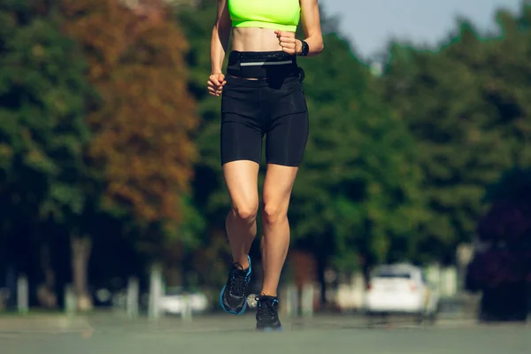 Γυναίκα δρομέας, αθλητής προπόνηση σε εξωτερικούς χώρους τα καλοκαίρια ηλιόλουστη μέρα. — Φωτογραφία Αρχείου