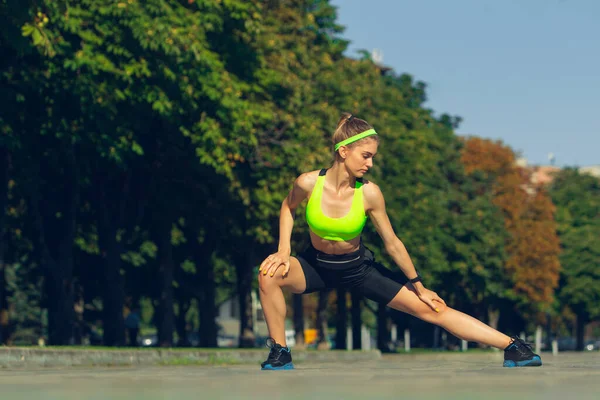 Kvindelig løber, atlet træning udendørs om sommeren solskinsdag. - Stock-foto