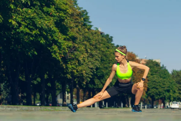 Kvinnlig löpare, idrottare träning utomhus på somrarna solig dag. — Stockfoto