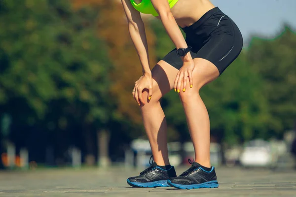 Corredor femenina, atleta entrenando al aire libre en veranos día soleado. —  Fotos de Stock