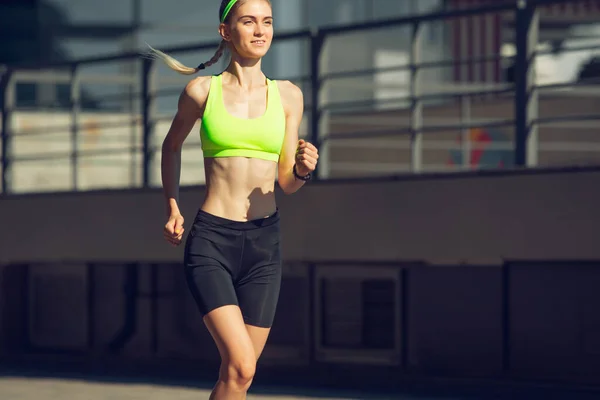 Corredor femenina, atleta entrenando al aire libre en veranos día soleado. —  Fotos de Stock