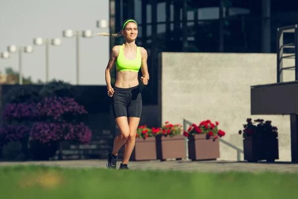 Corredor femenina, atleta entrenando al aire libre en veranos día soleado. —  Fotos de Stock