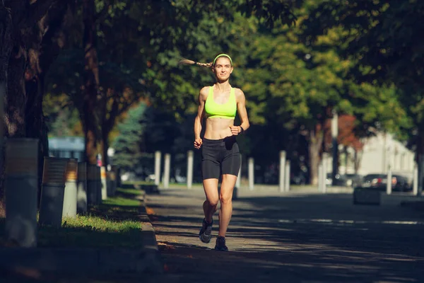 Corredor femenina, atleta entrenando al aire libre en veranos día soleado. — Foto de Stock